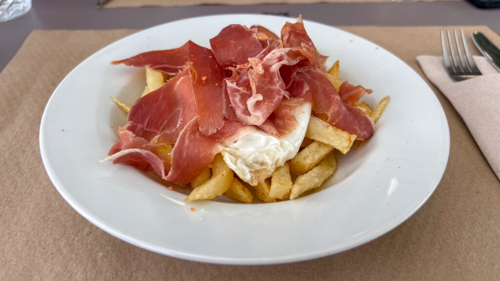 Plate of fries with egg and Iberian ham.