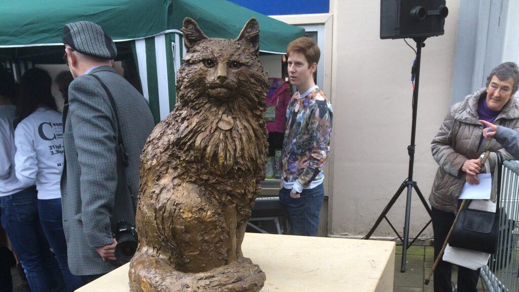 Hamish St Andrews | Krista the Explorer Statue of a cat in St Andrews.