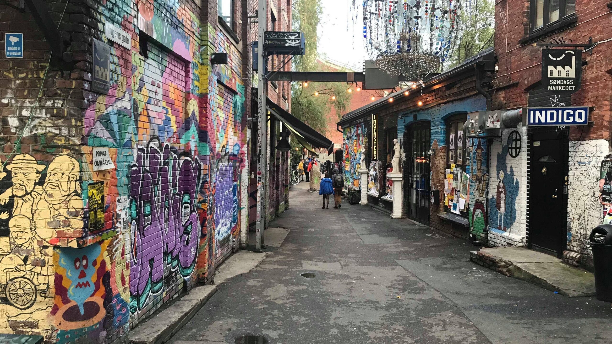 Street in Oslo with graffiti on walls.