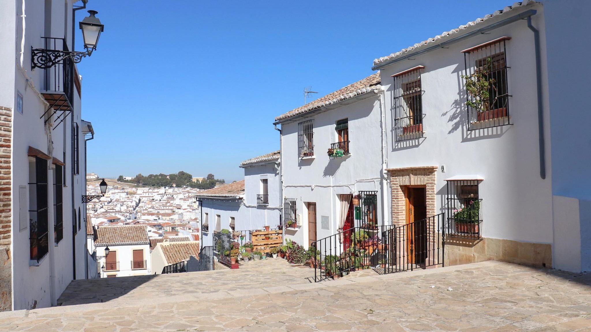 Street in Antequera with whitewashed buildings.