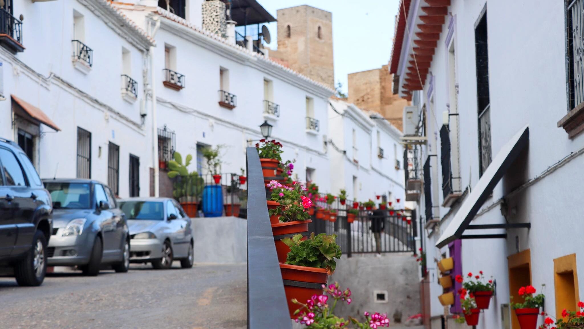 Narrow street in Alora leading to castle.