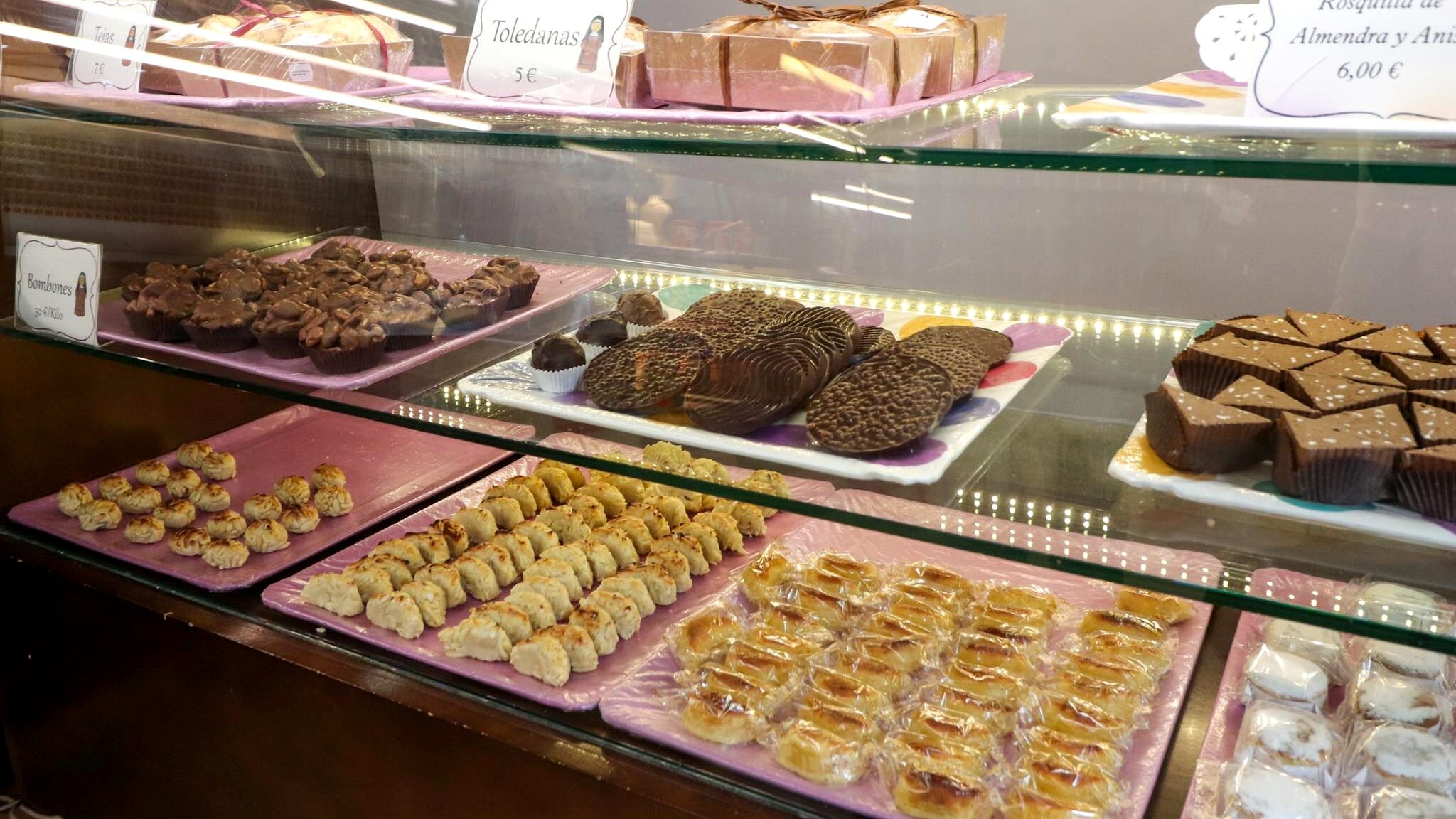 Cafe in Toledo with baked goods.