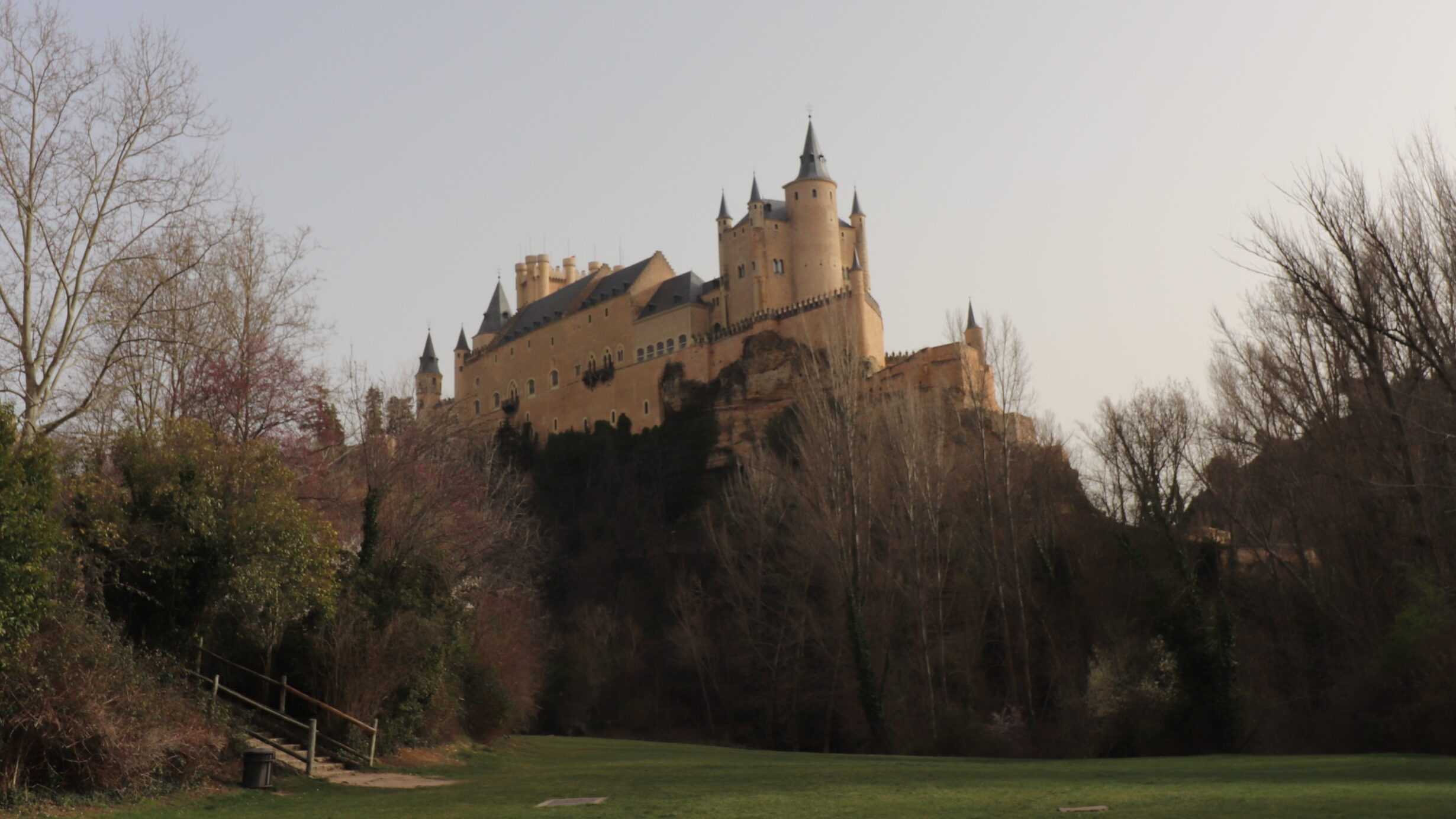 Castle in Segovia on cliffside.