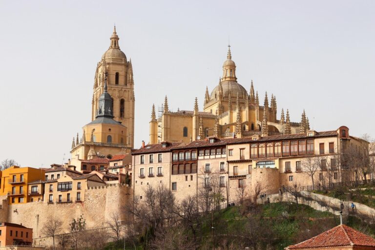 View of the city of Segovia from below.