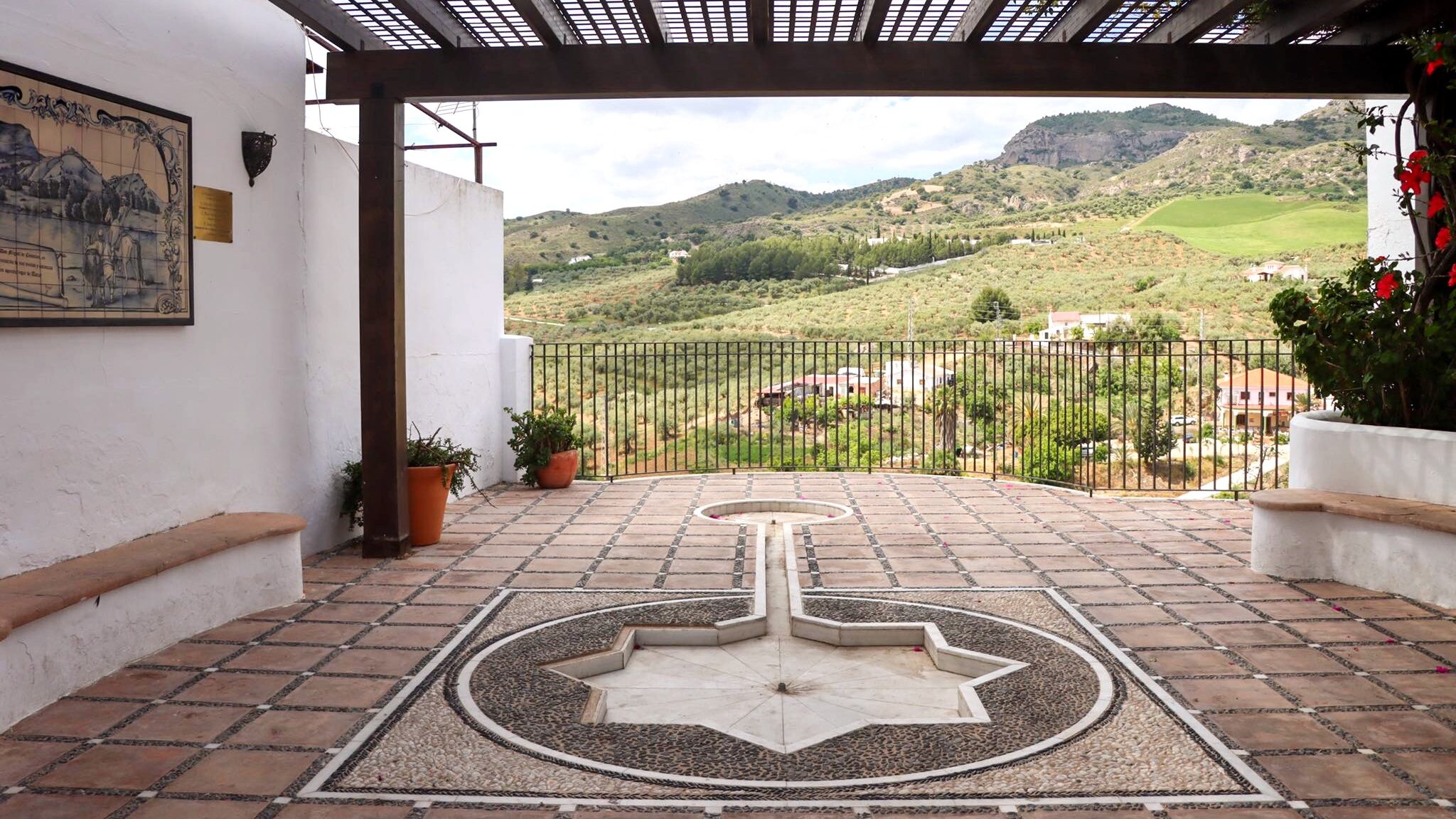 Small viewpoint in Alora with tiled floor.