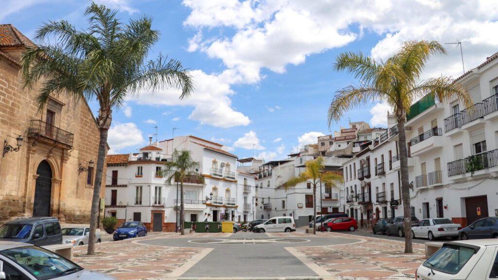 Open plaza next to church what to do in Alora.