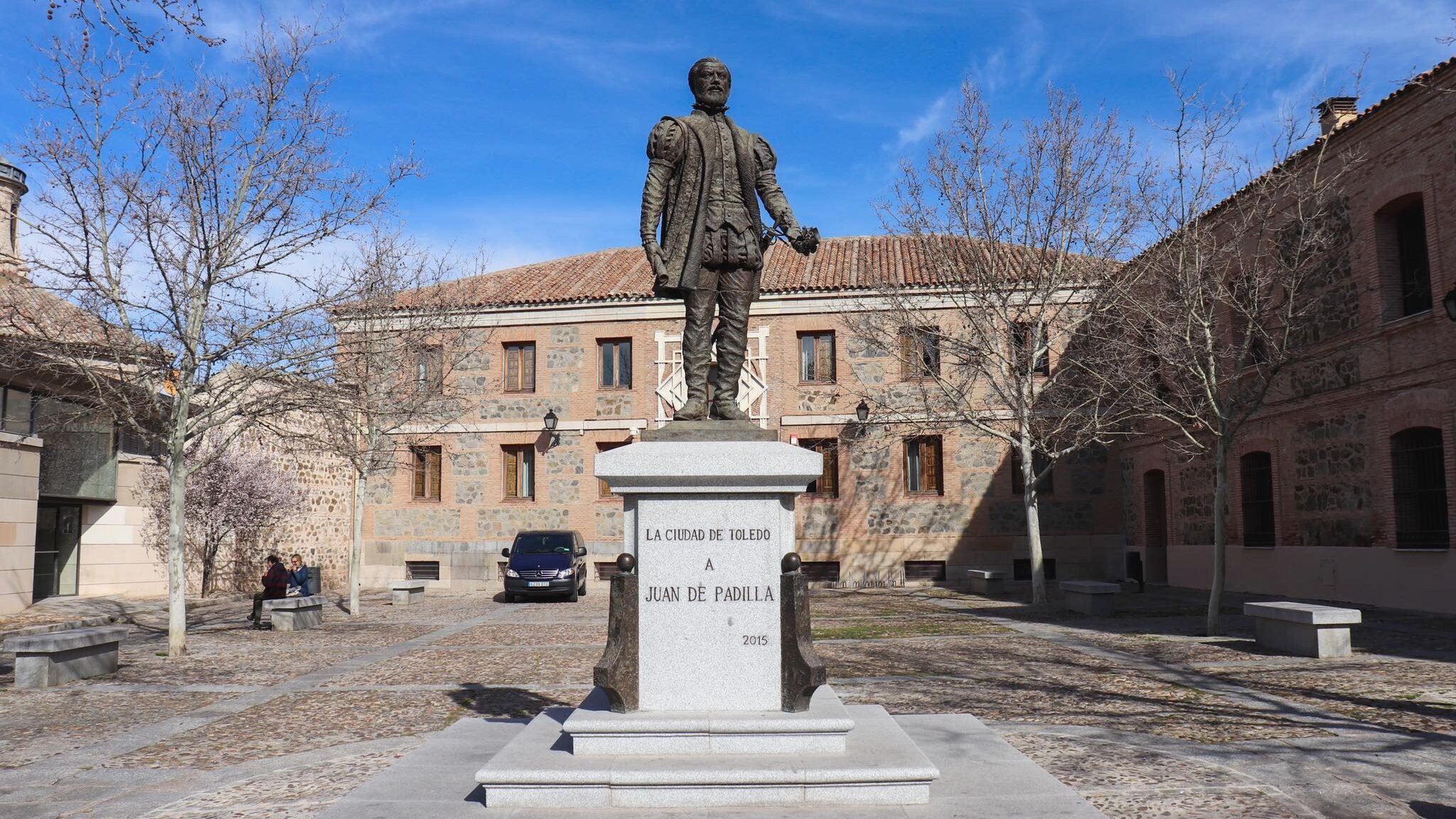 Small plaza in Toledo with statue in the centre.