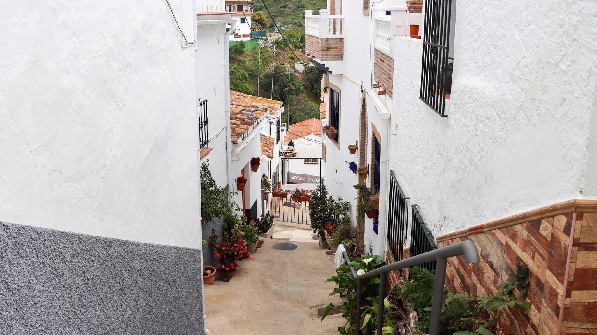 Whitewashed street leading down.