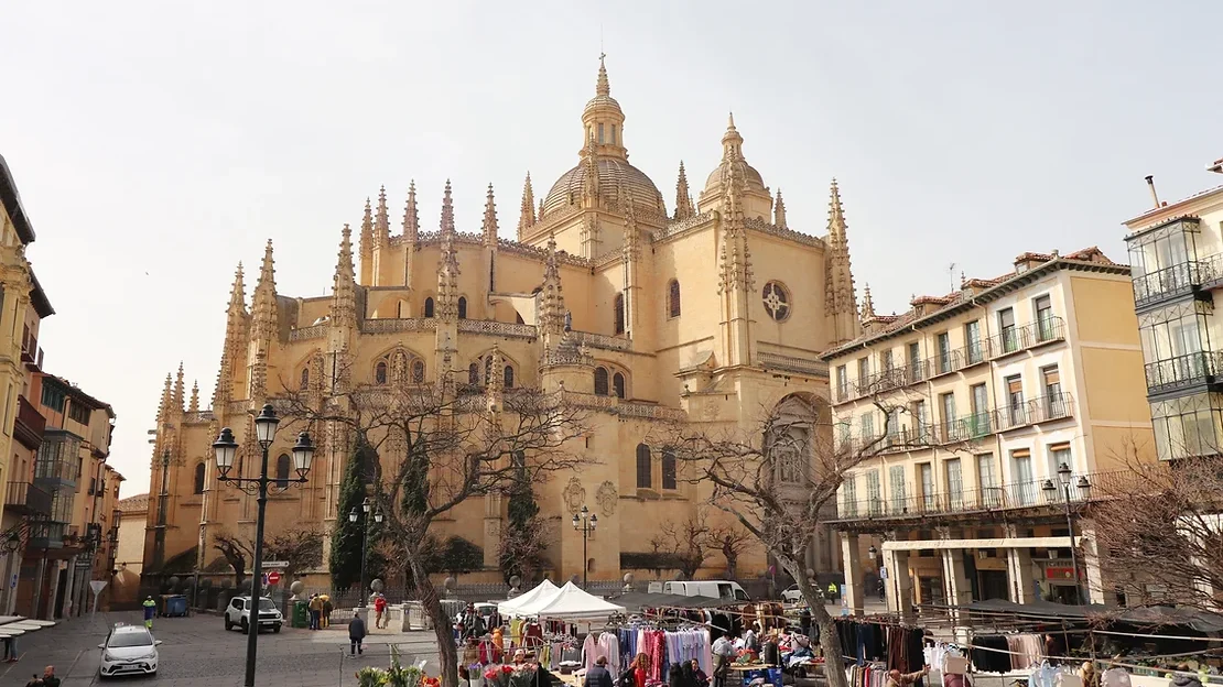 Large cathedral in the heart of Segovia.