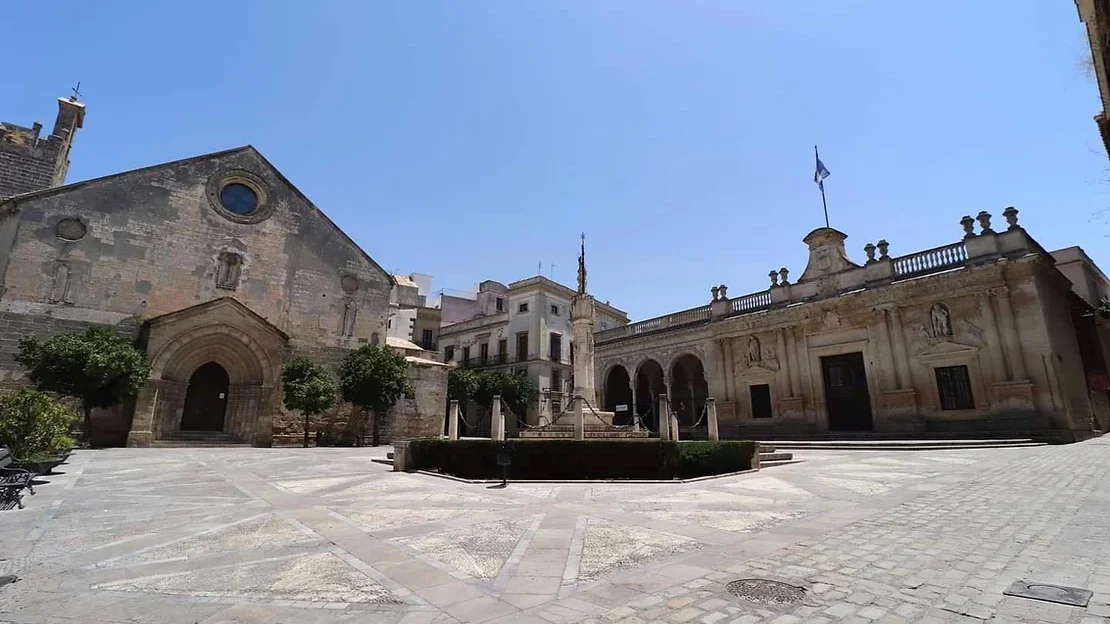 Large historical plaza with fountain in the centre.