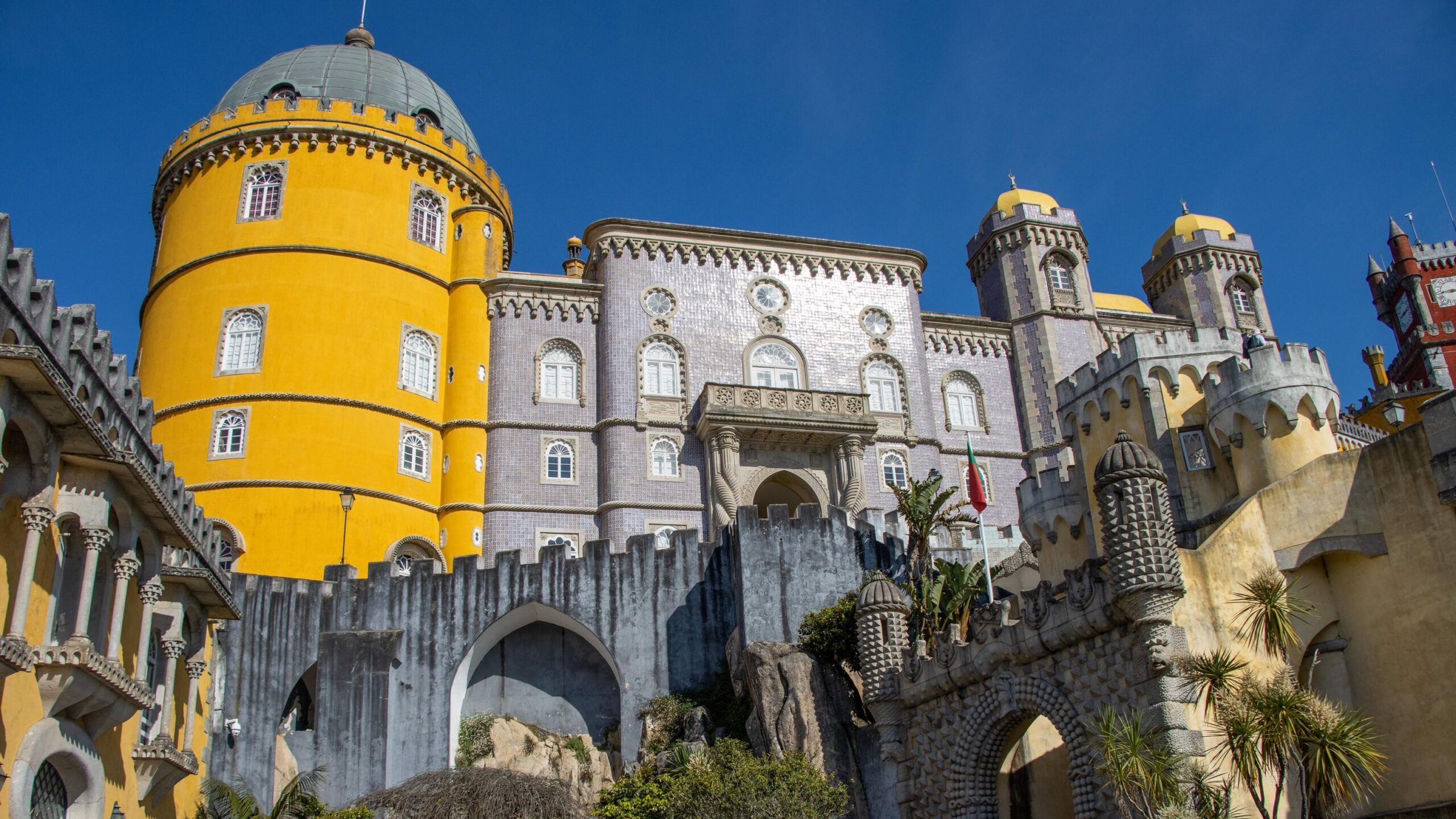 Colourful palace day trip to Sintra.