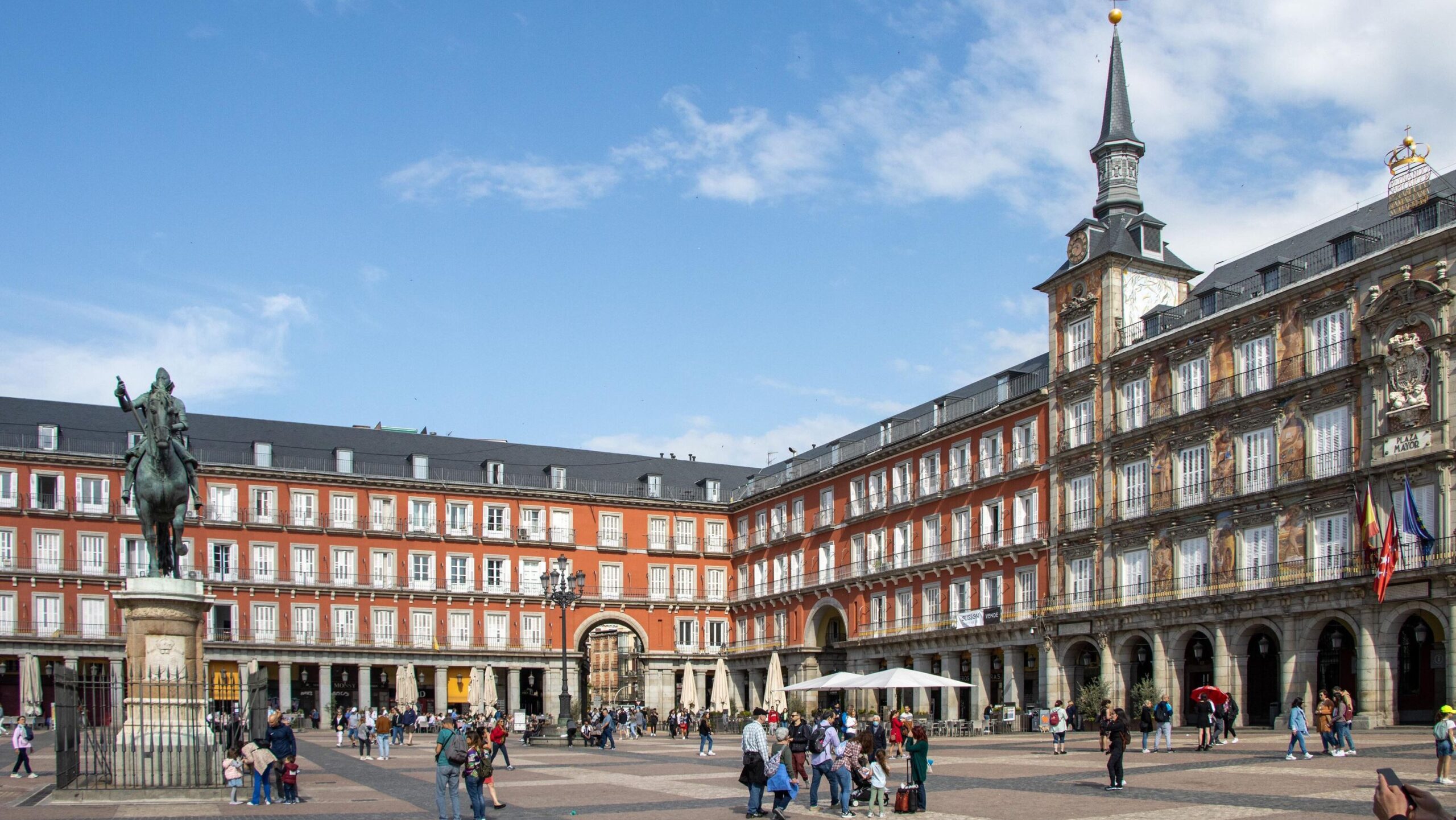 Large plaza in Madrid with people walking around.