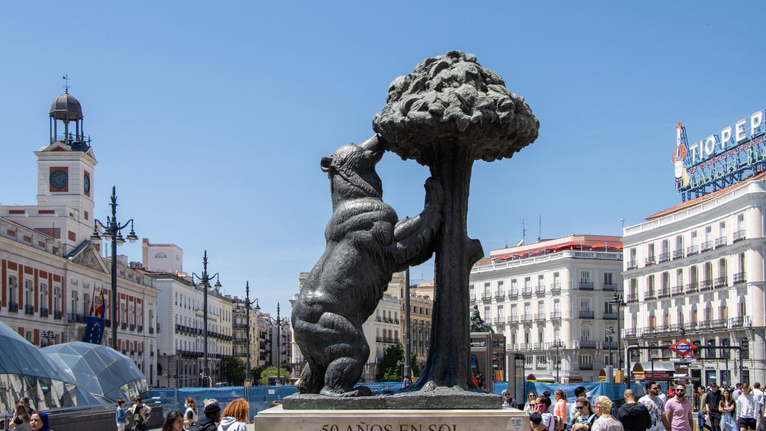 Statue of tree and bear in Madrid plaza.