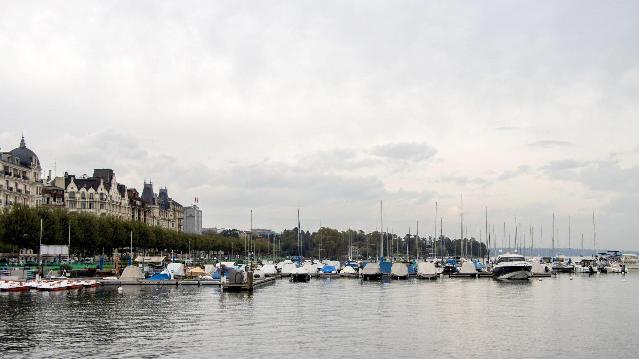 Park sitting next to waterfront in Geneva.