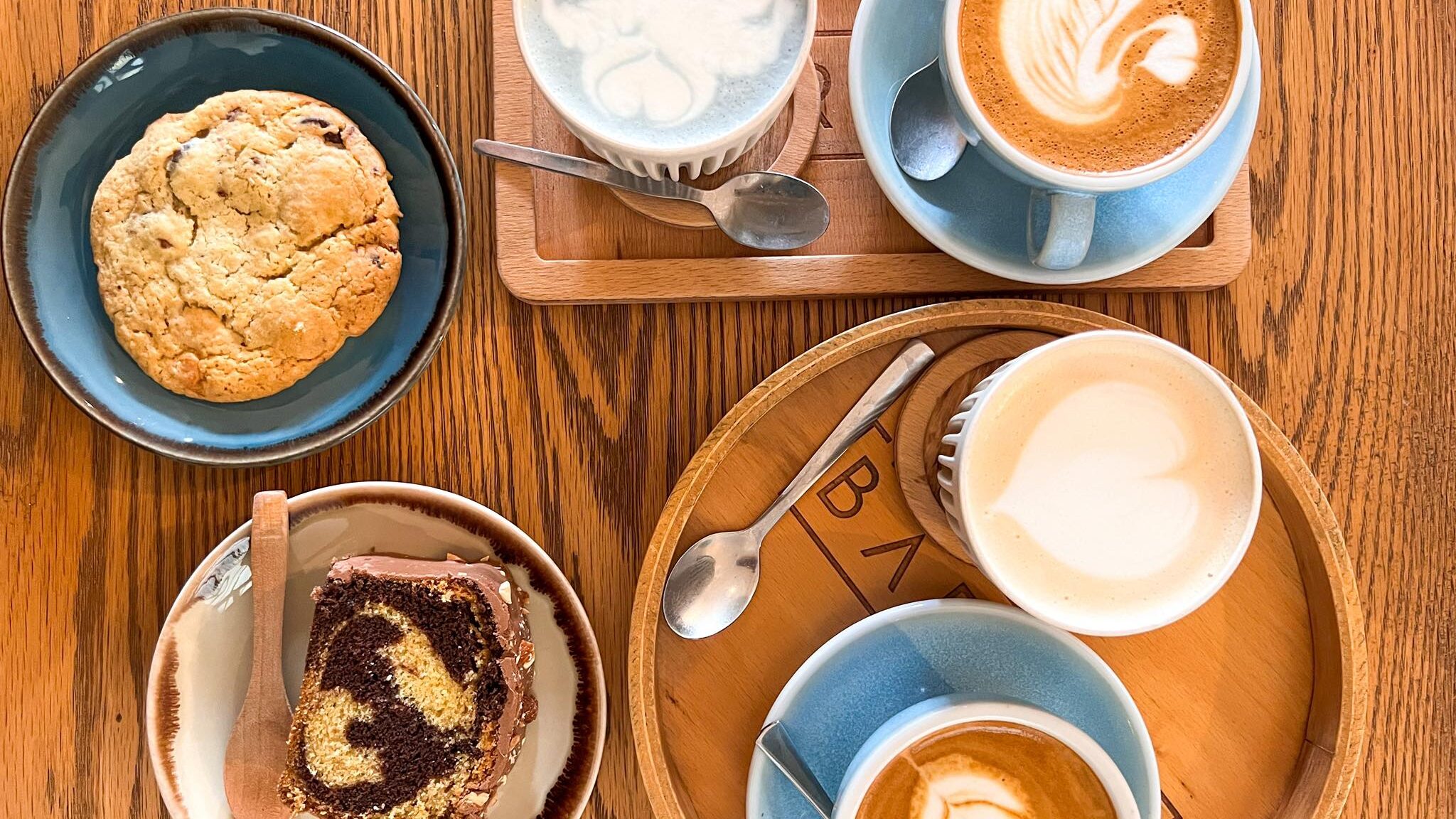 Coffees and baked goods in cafe.