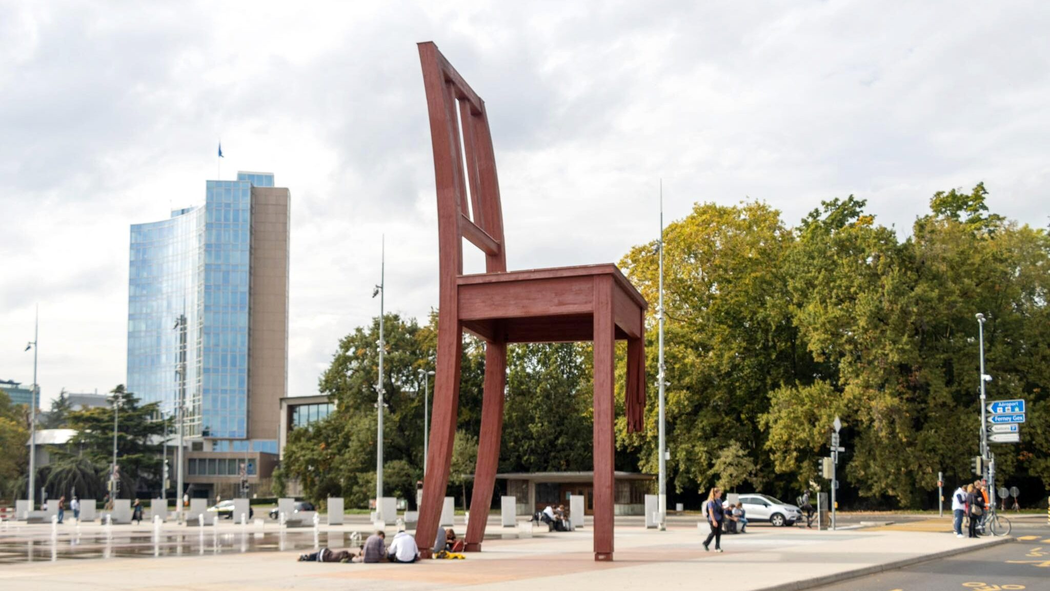 Large statue of a broken chair in Geneva.