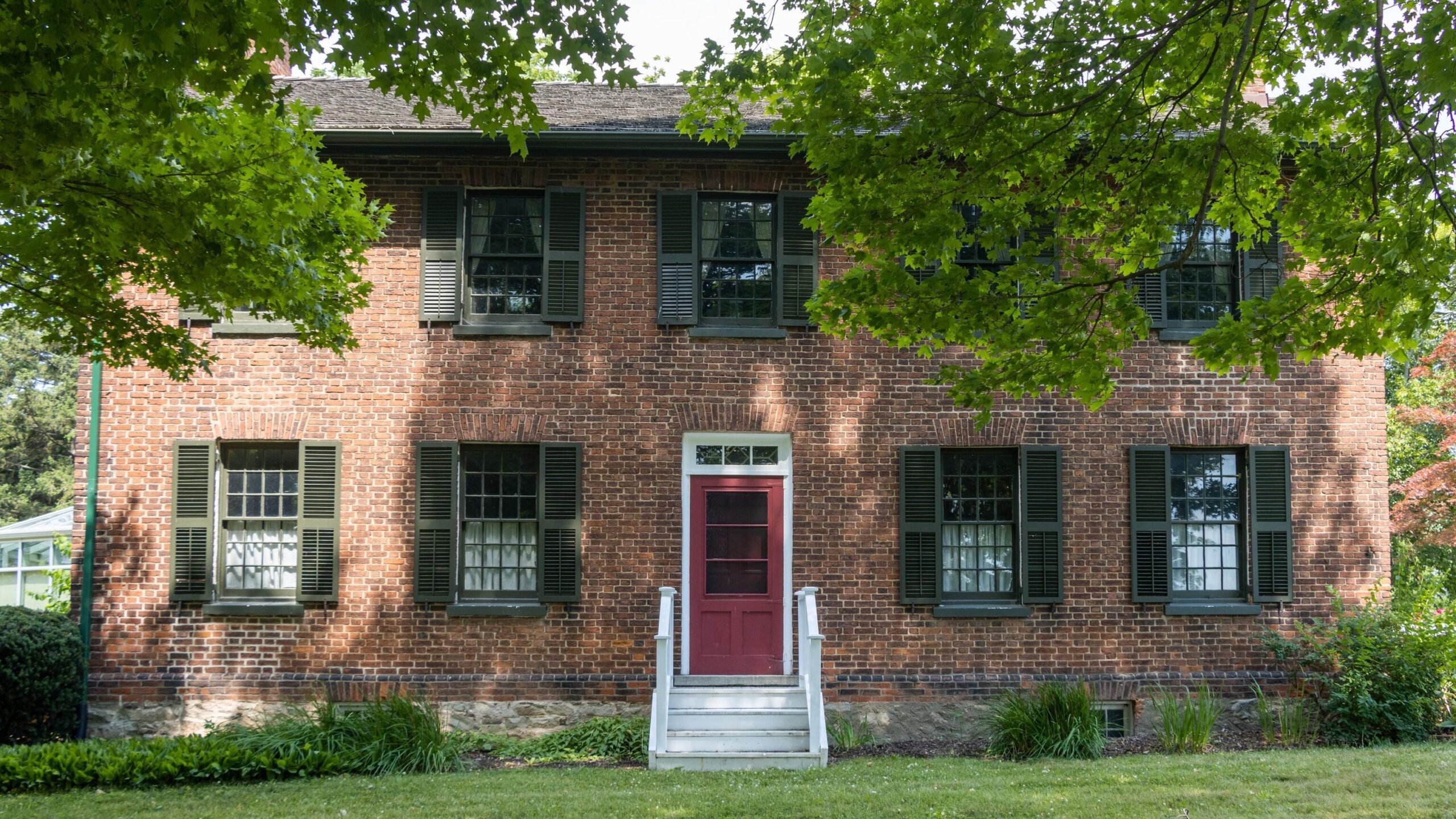 Historic house in Niagara surrounded by trees.