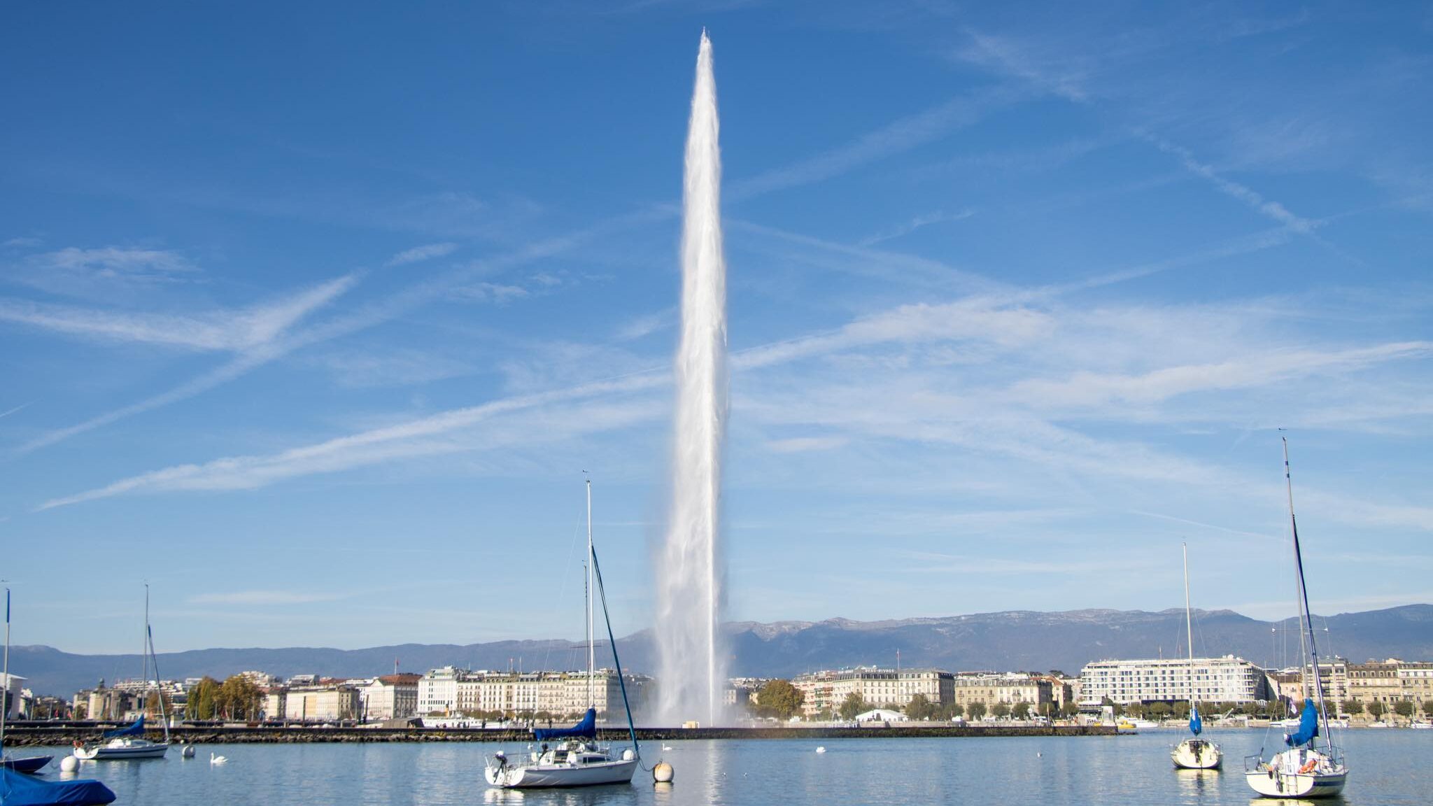 Large jet fountain things to do in Geneva.