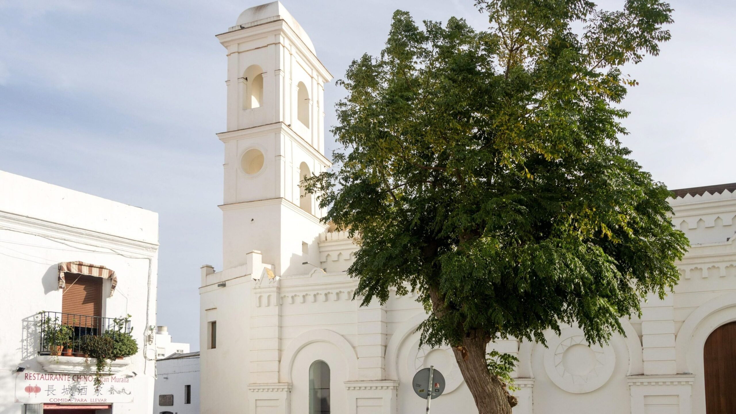 White painted church in plaza things to do in Conil.