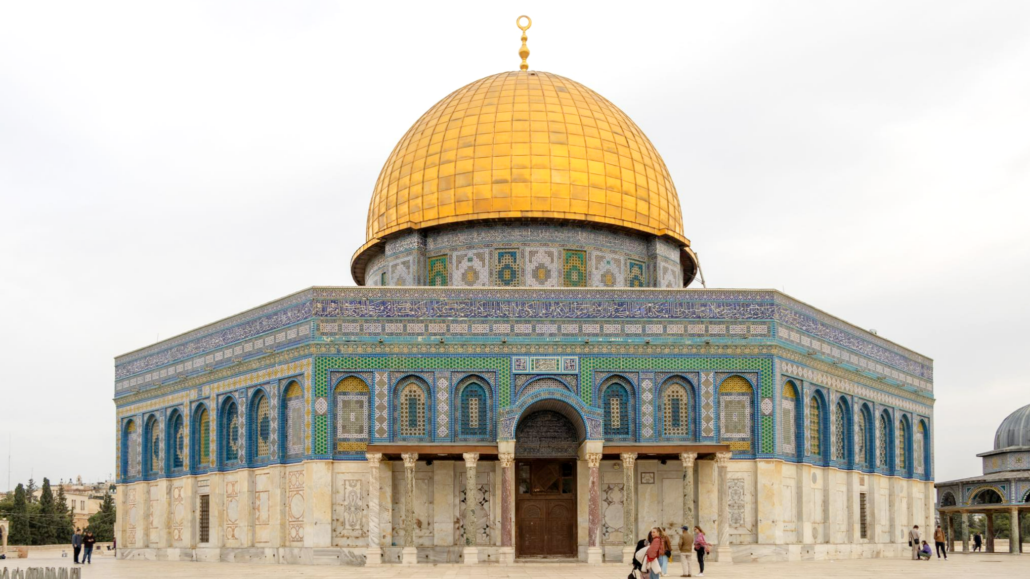 Large temple in Jerusalem with golden dome.