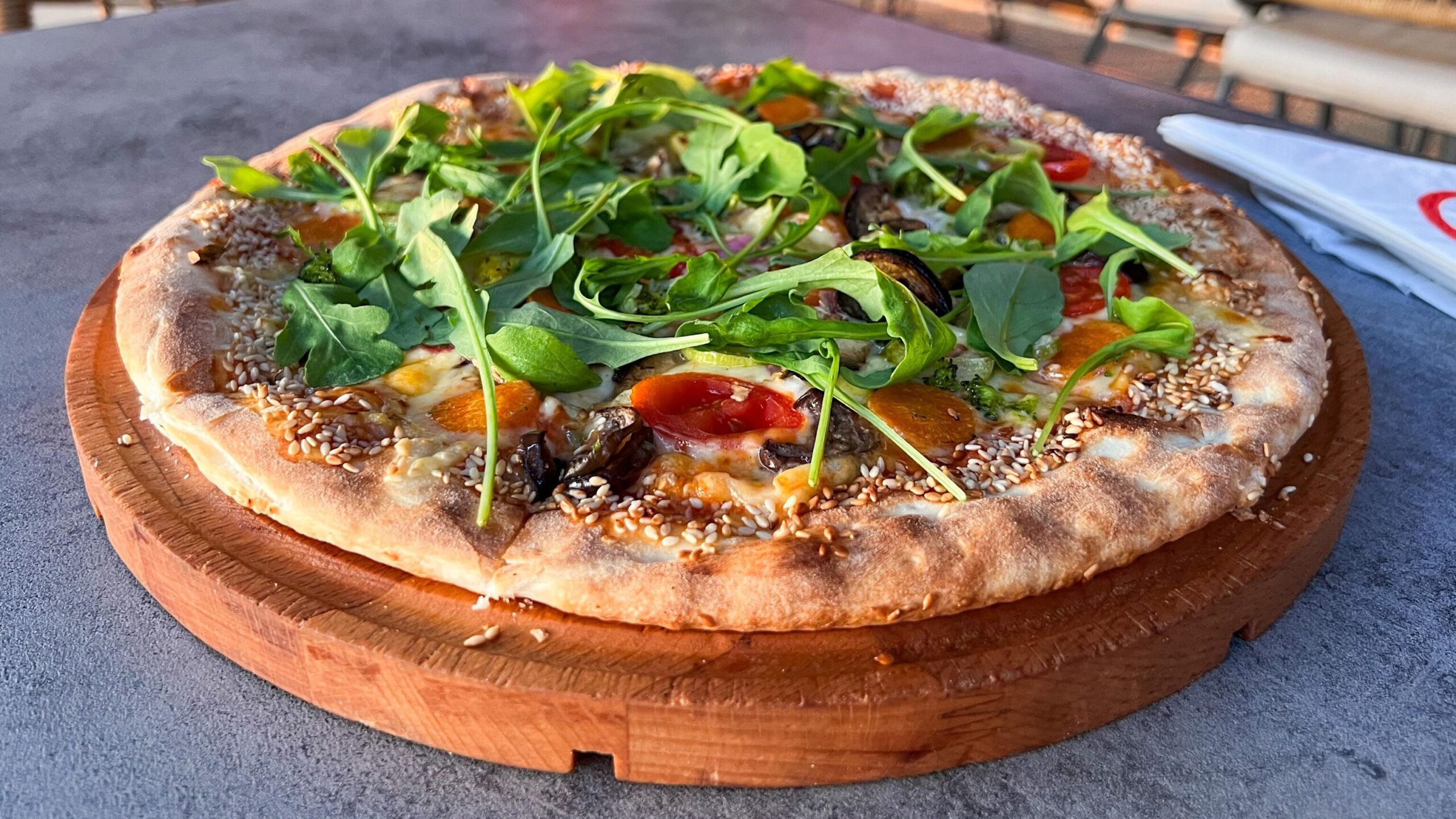 Vegetarian pizza with sesame crust.