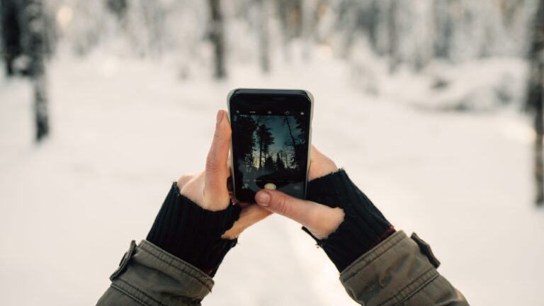 Person holding up phone using Holafly eSIM.