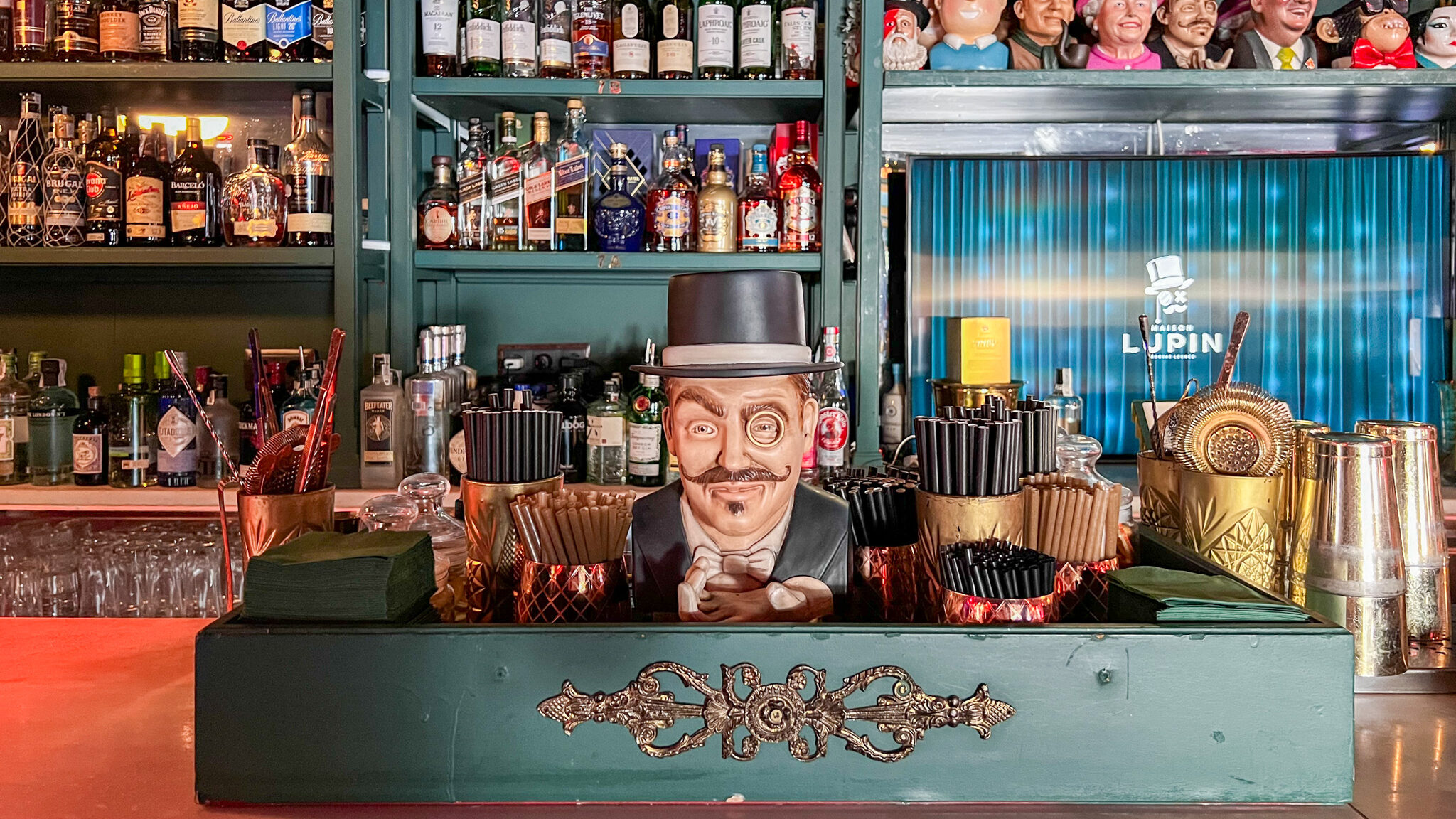 Cocktail bar in Valencia with large cocktail head containers.