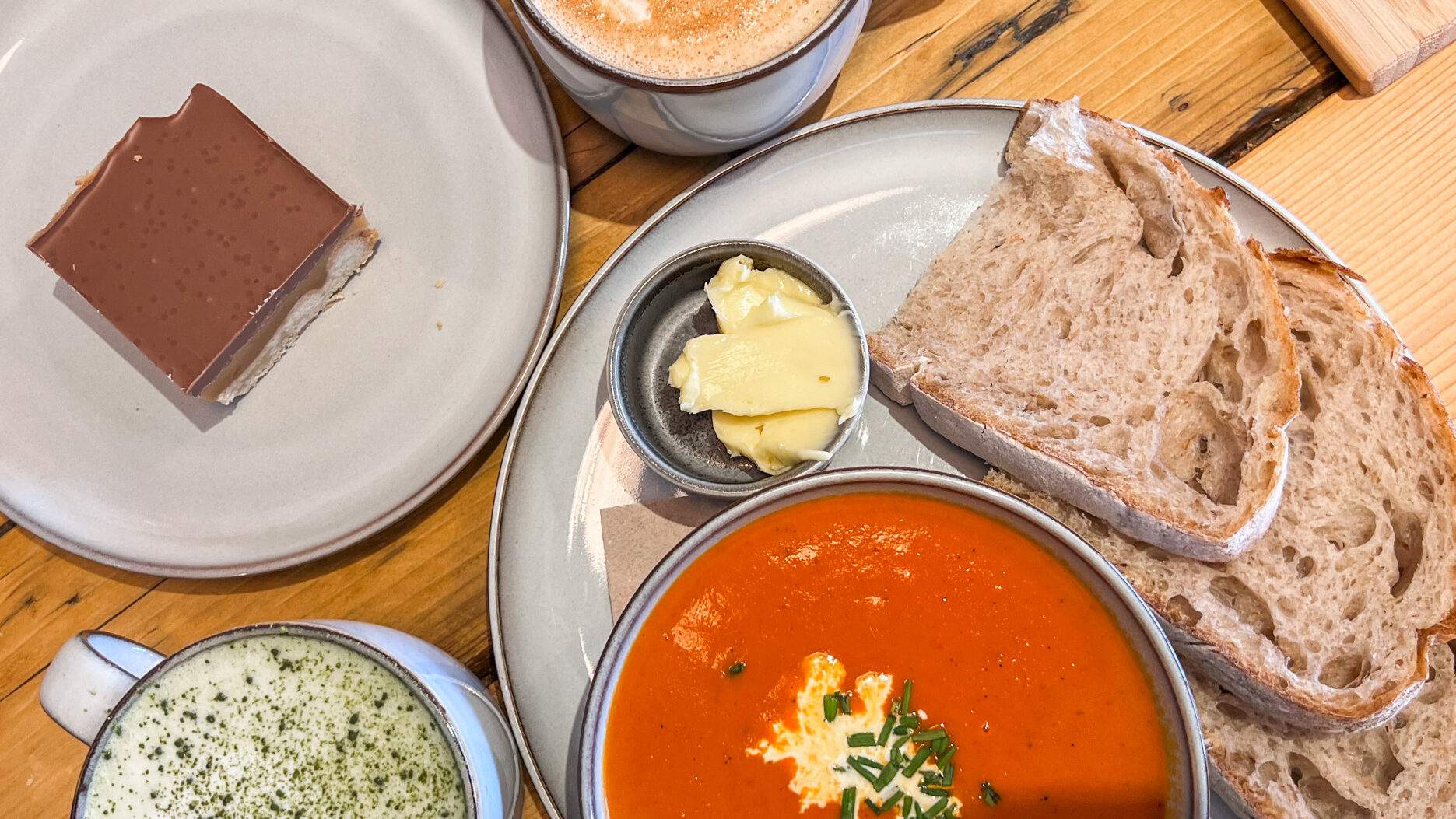 Tomato soup with bread and drinks.