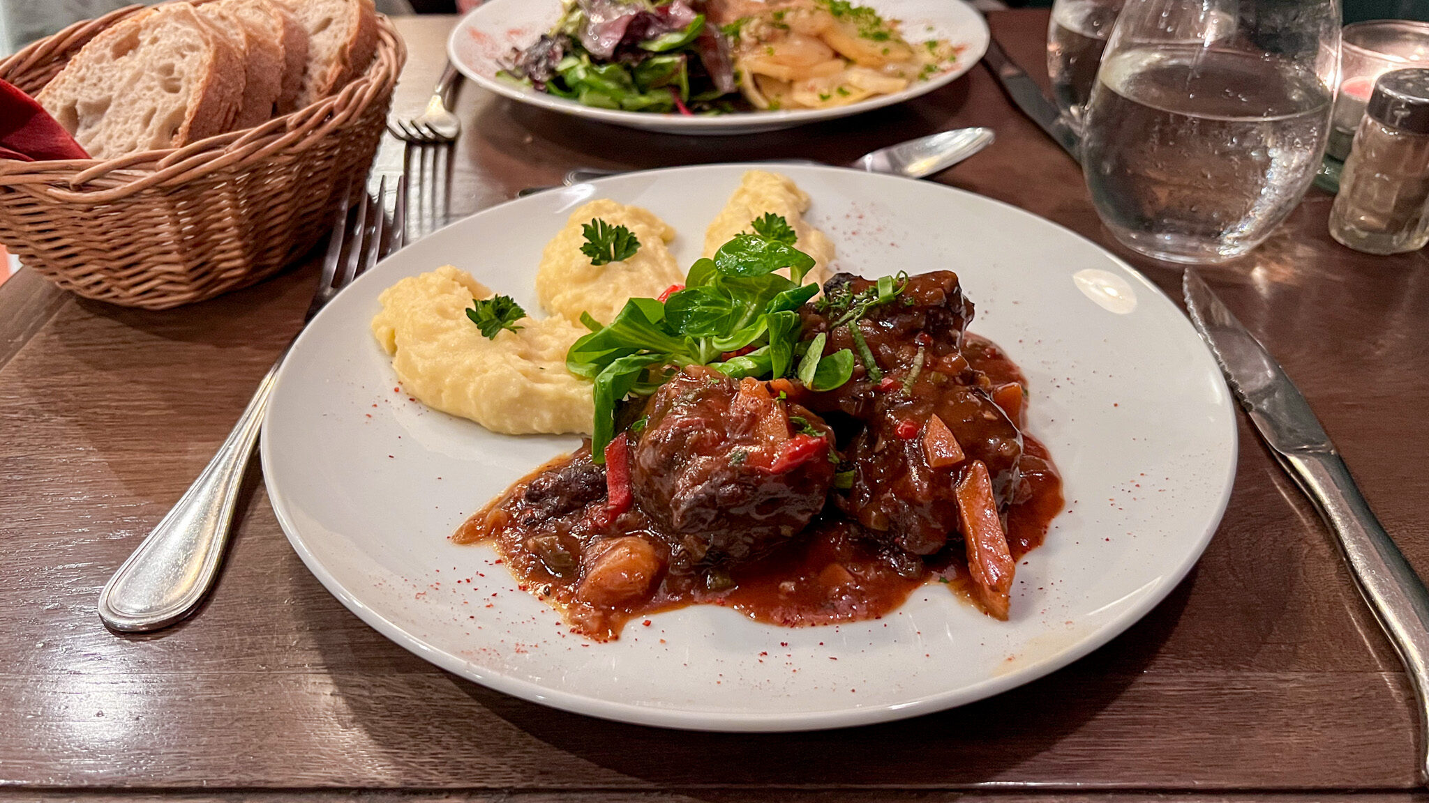 Plate with mashed potatoes and cow cheek in sauce.