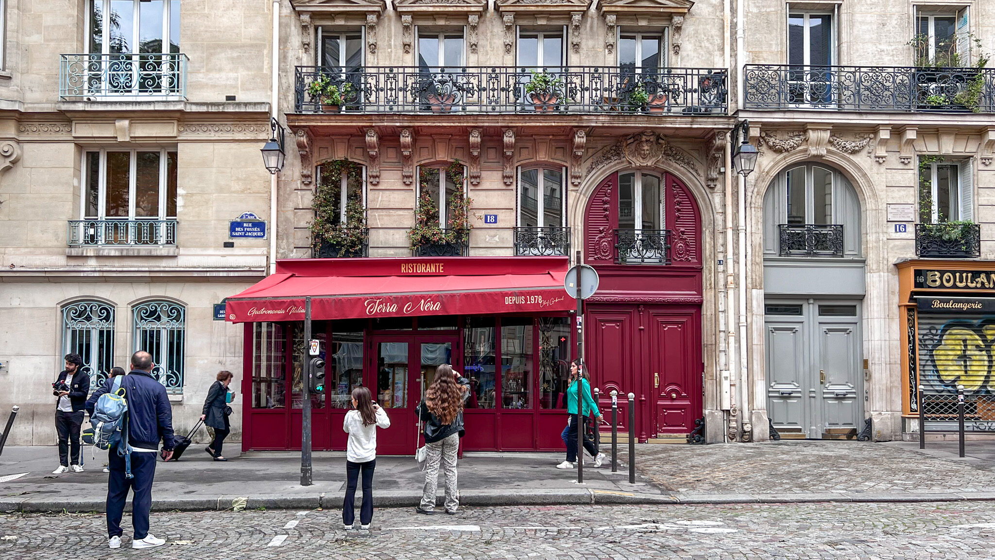 Restaurant filming location of Emily in Paris.