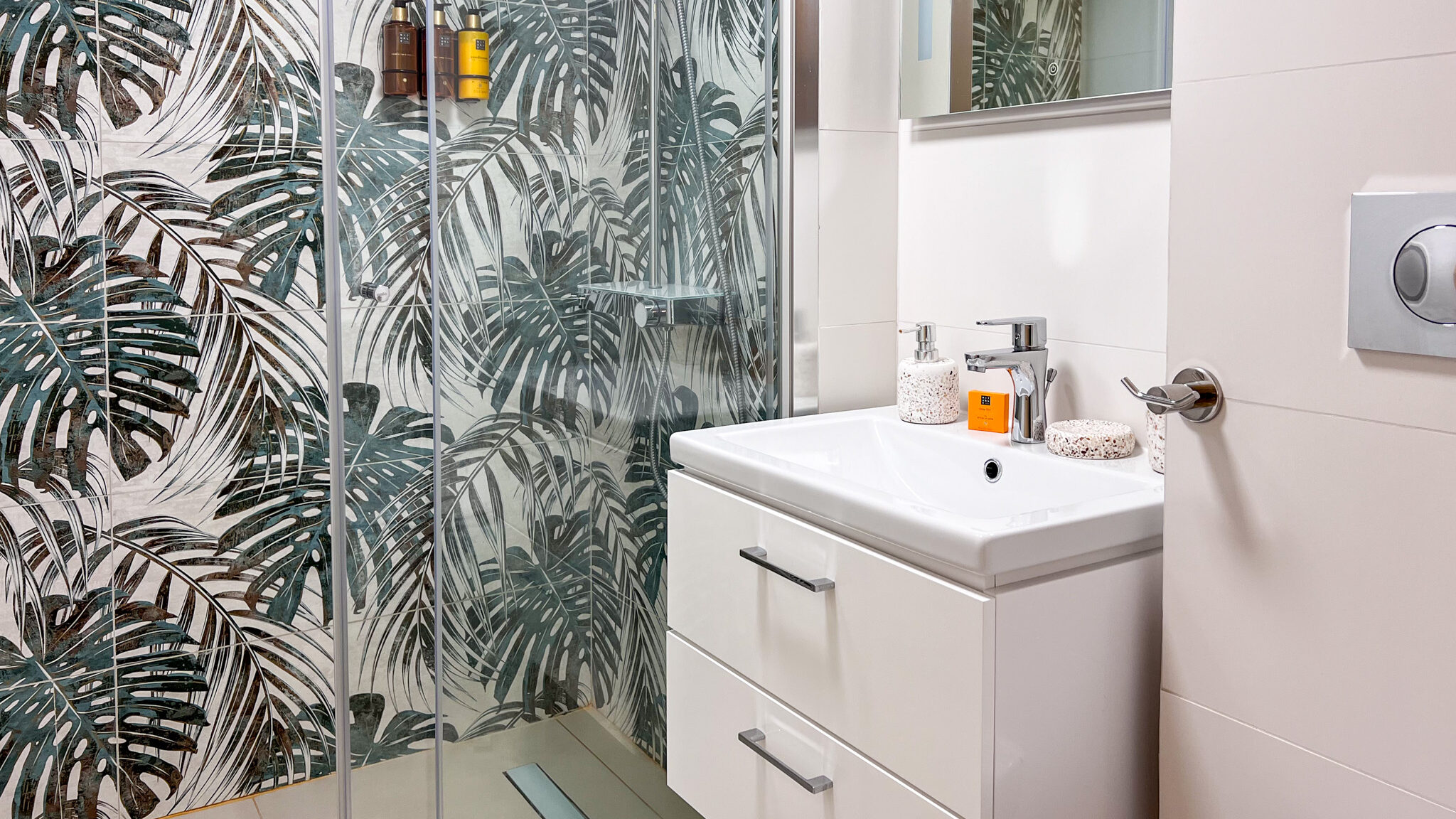 Modern bathroom with green leaf tiling. 