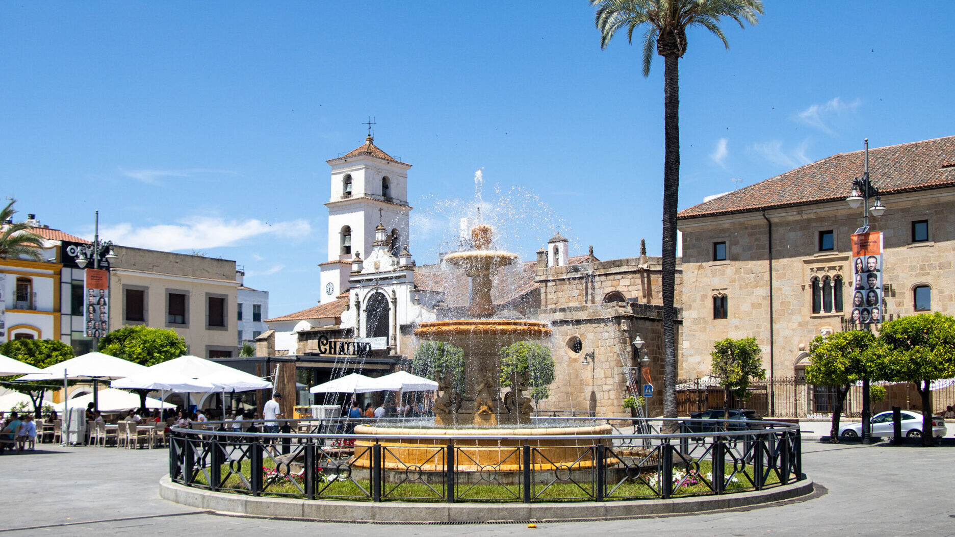 Plaza de España Merida | Krista the Explorer Vibrant plaza with fountain in the centre.