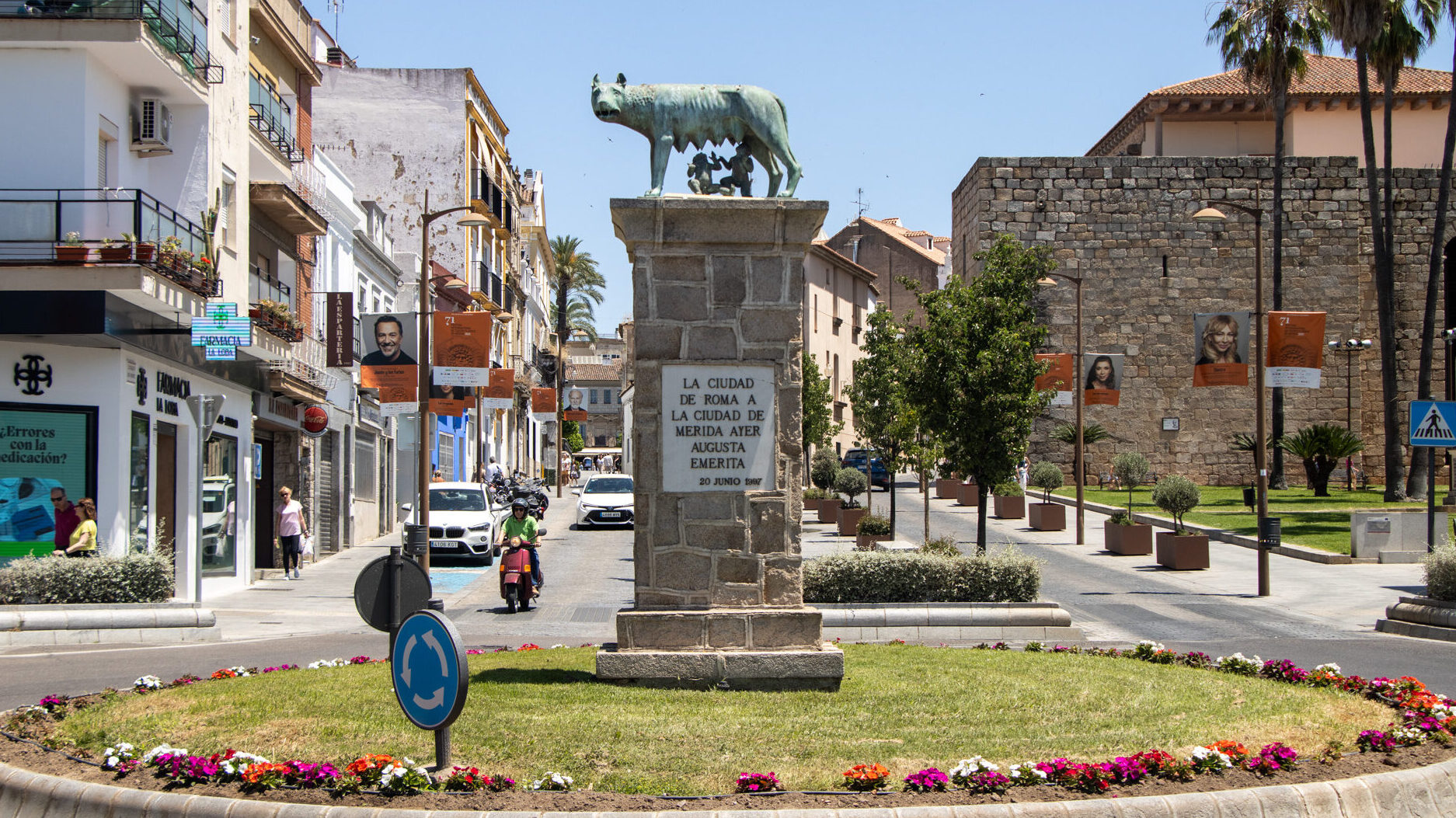 La Loba Capitolina Merida | Krista the Explorer Statue of Capitoline Wolf on roundabout in Merida.
