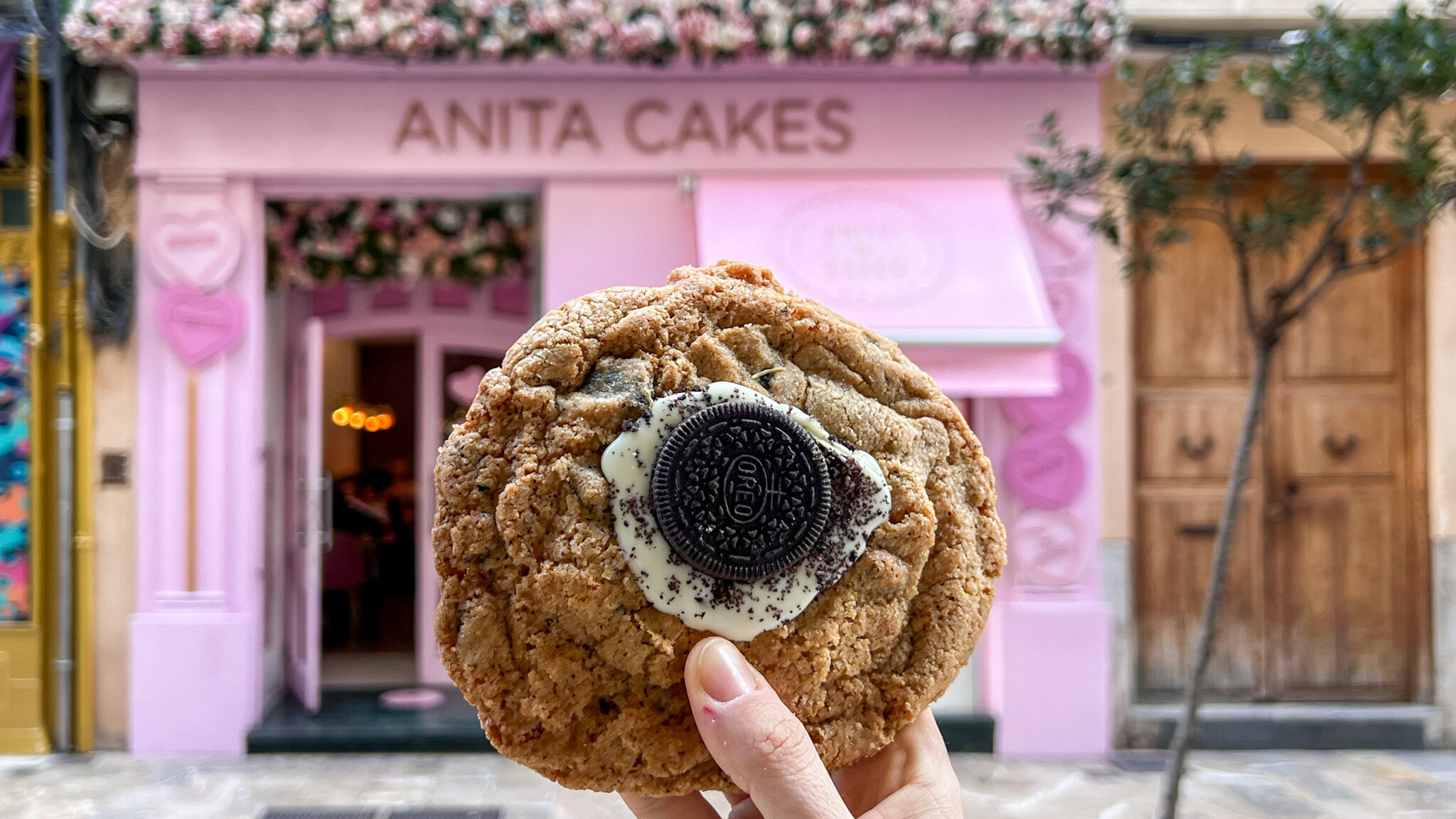 Anita Cakes Palma | Krista the Explorer Large cookies with Oreo in the centre.