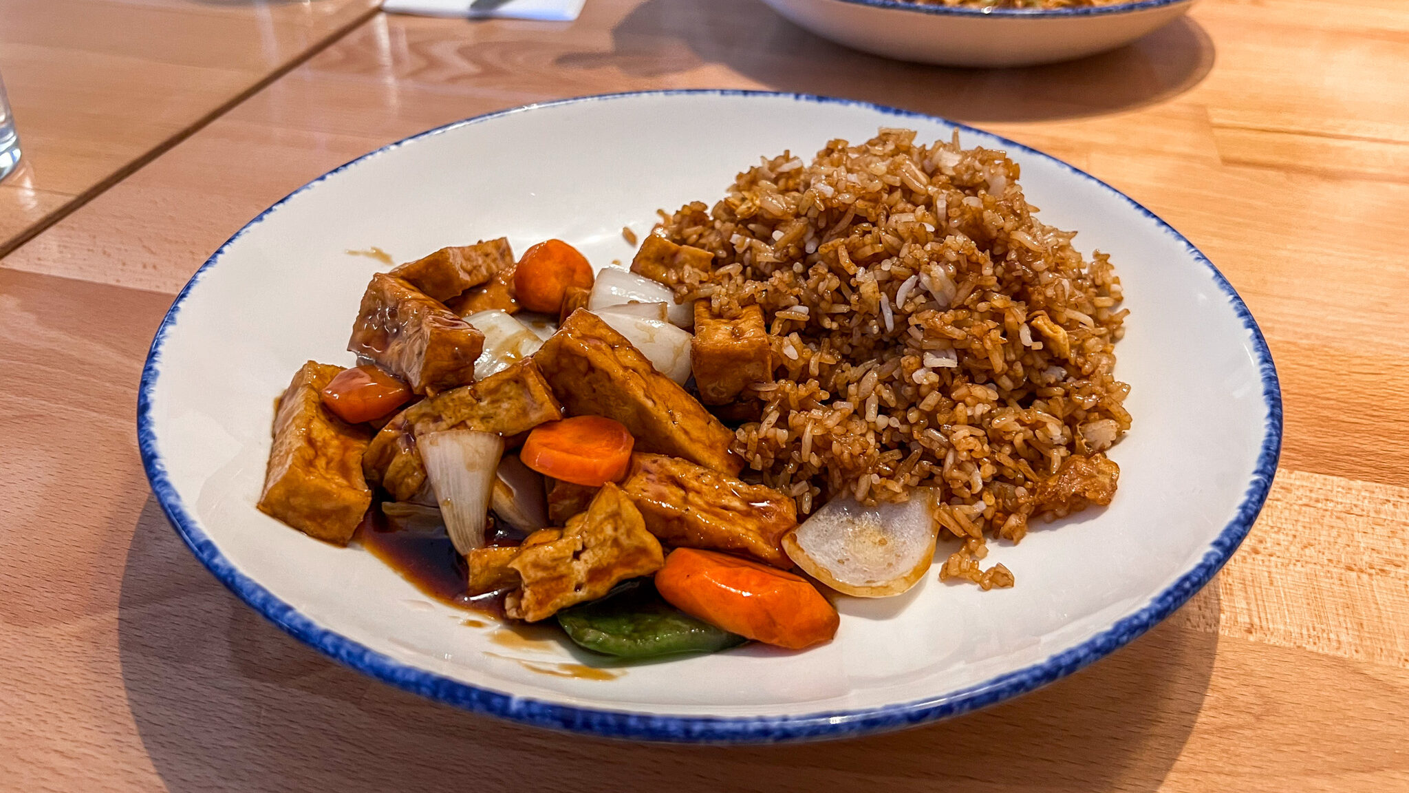 De China a Mallorca Palma | Krista the Explorer Tofu dish served with vegetables and rice.