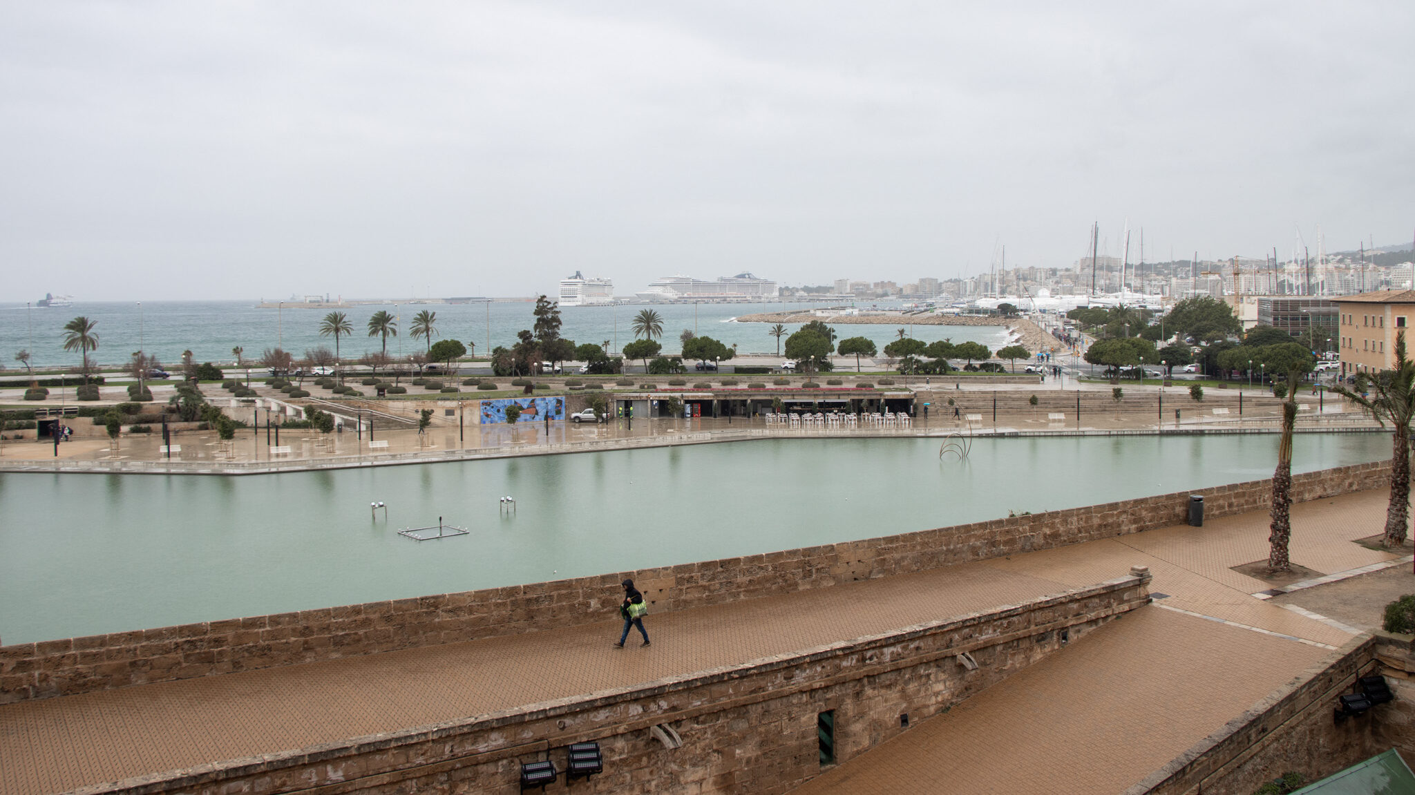 Parc de la Mar Palma | Krista the Explorer Small man made lake in front of cathedral.