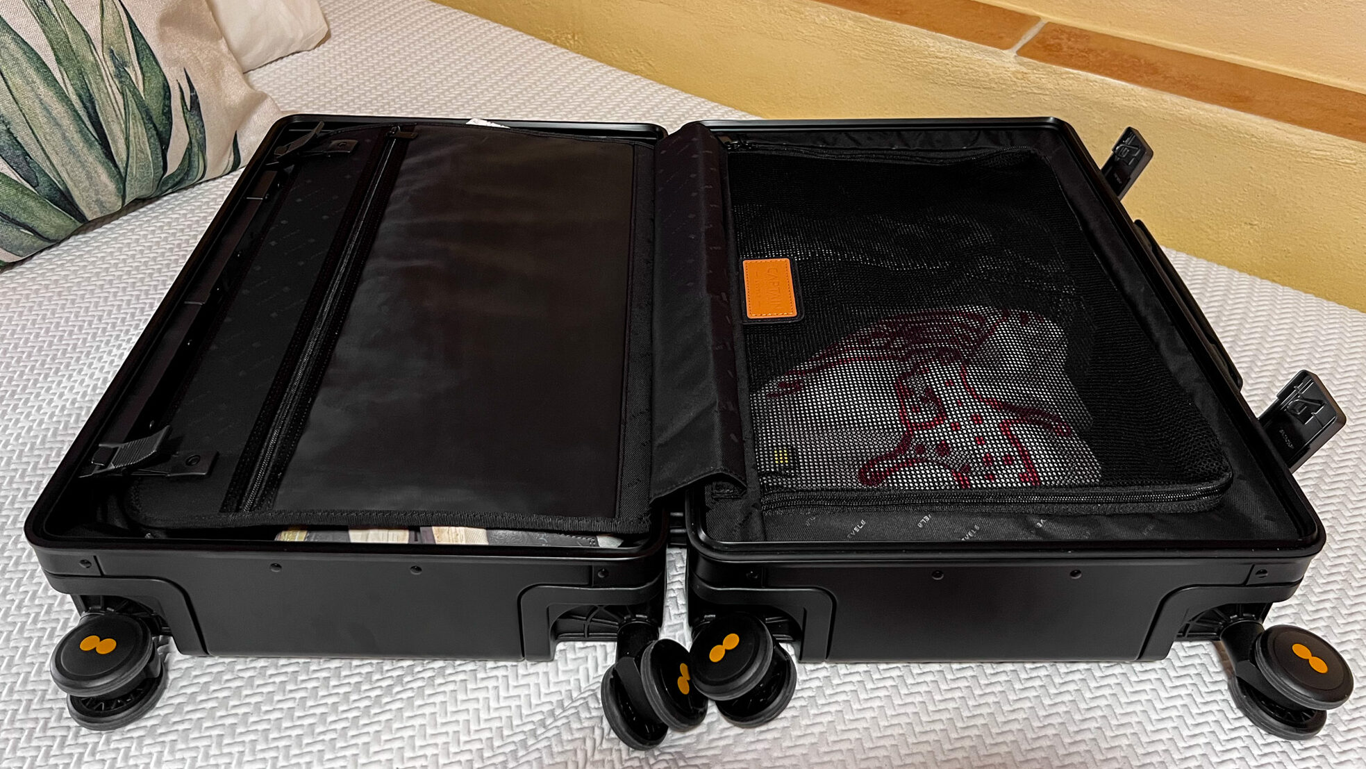 LEVEL8 | Krista the Explorer Interior compartments of suitcase with mesh parts.