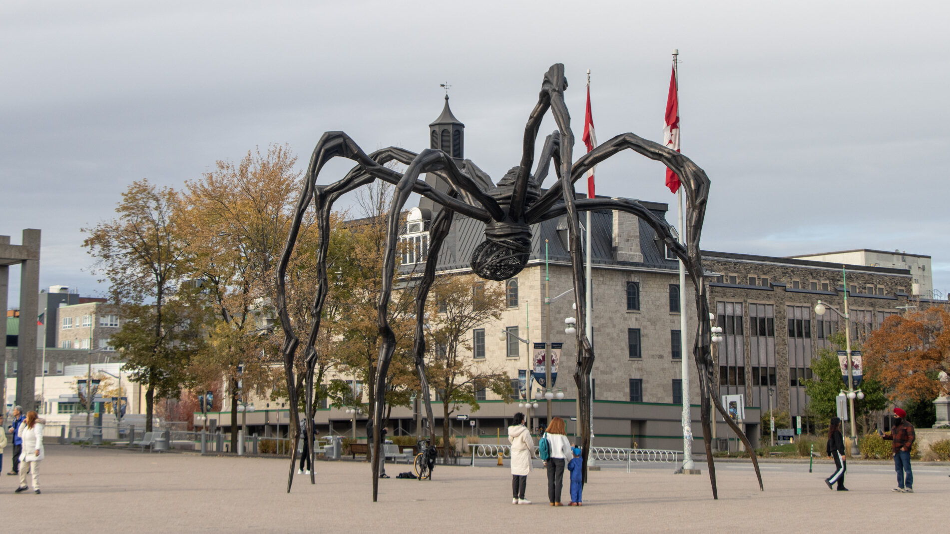 Spider Ottawa | Krista the Explorer Large spider statue in Ottawa outside modern art gallery.