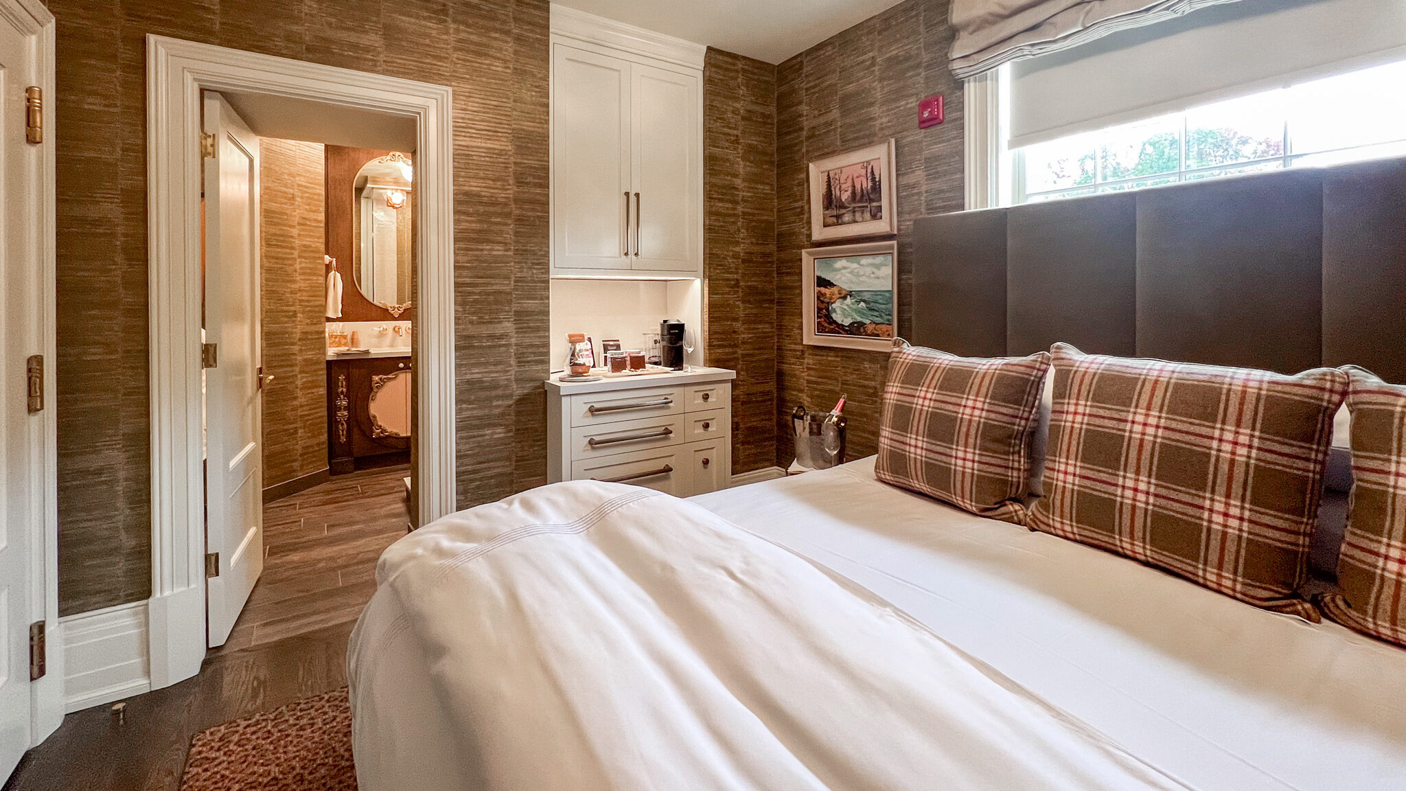 Niagara Falls | Krista the Explorer Room in luxury hotel in Niagara Falls.