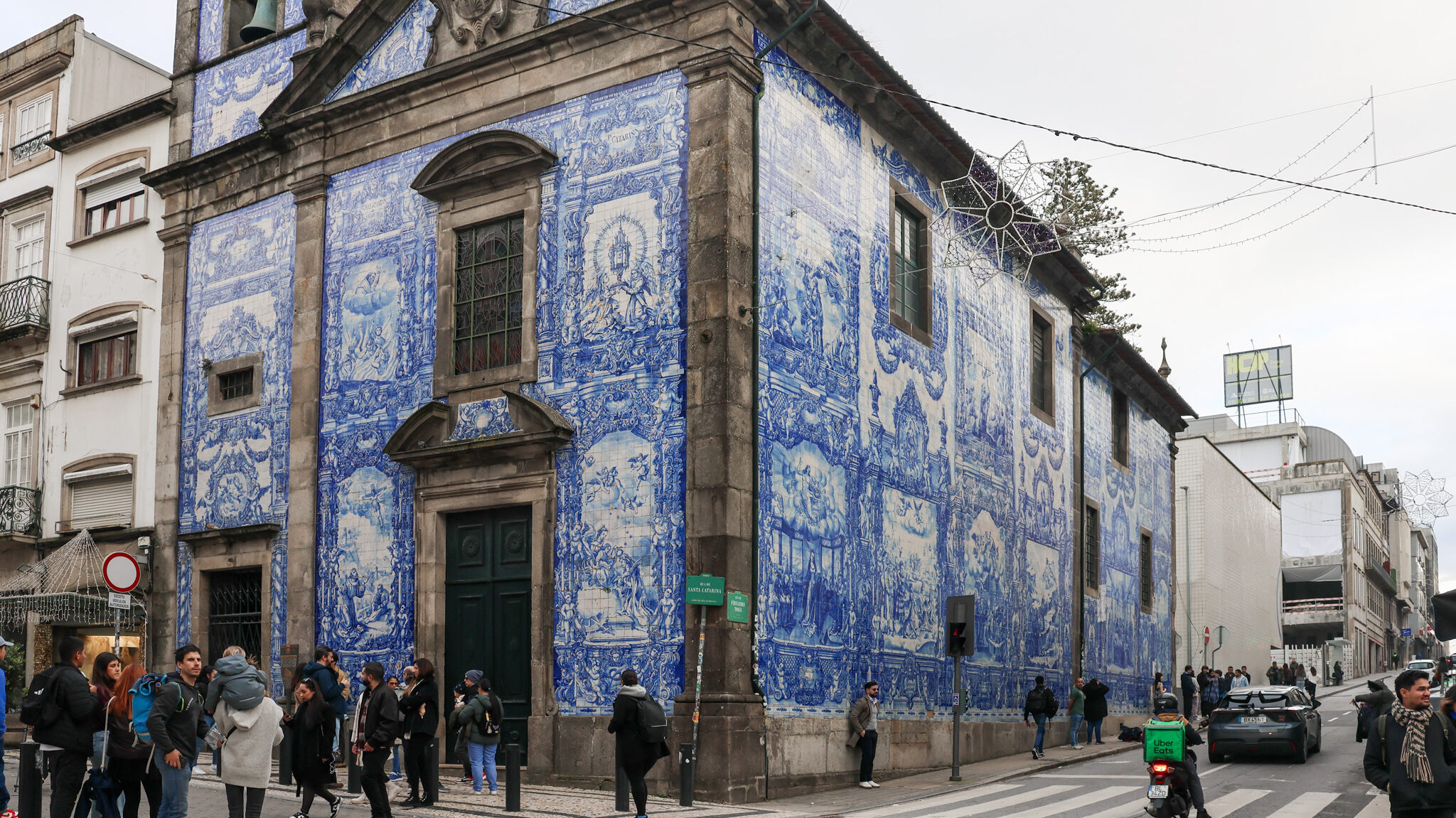 Chapel of Souls Porto | Krista the Explorer Chapel in Porto with blue and white tiles outside.