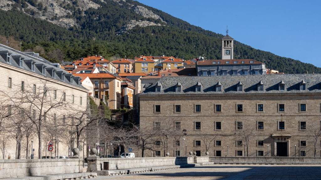 Large courtyard of monastery top things to do in San Lorenzo de El Escorial.