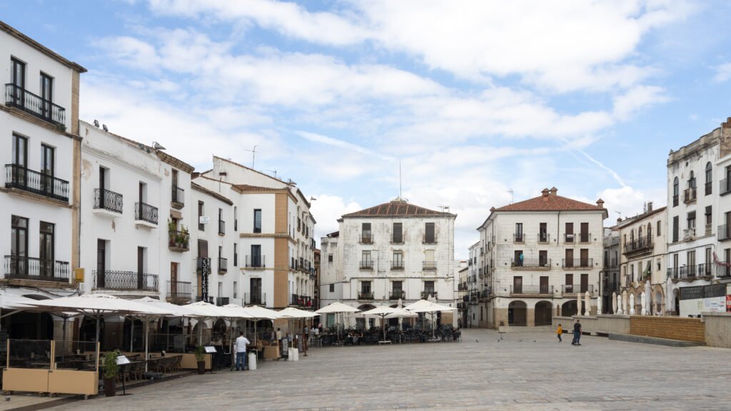 Plaza Mayor Cáceres | Krista the Explorer Large Spanish plaza surrounded by white buildings in historic centre.
