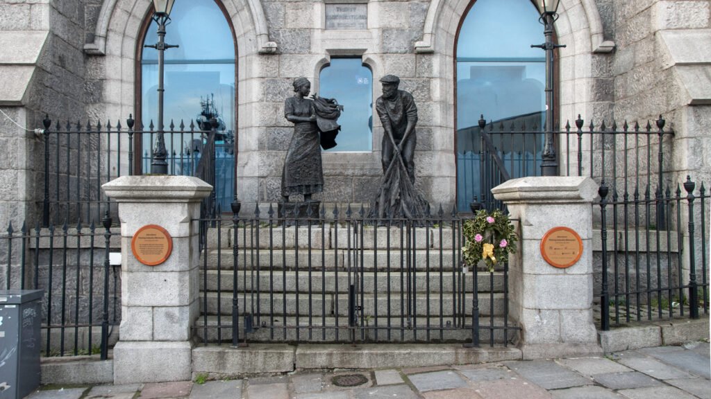 History Aberdeen | Krista the Explorer Two statues of workers telling the history of Aberdeen.